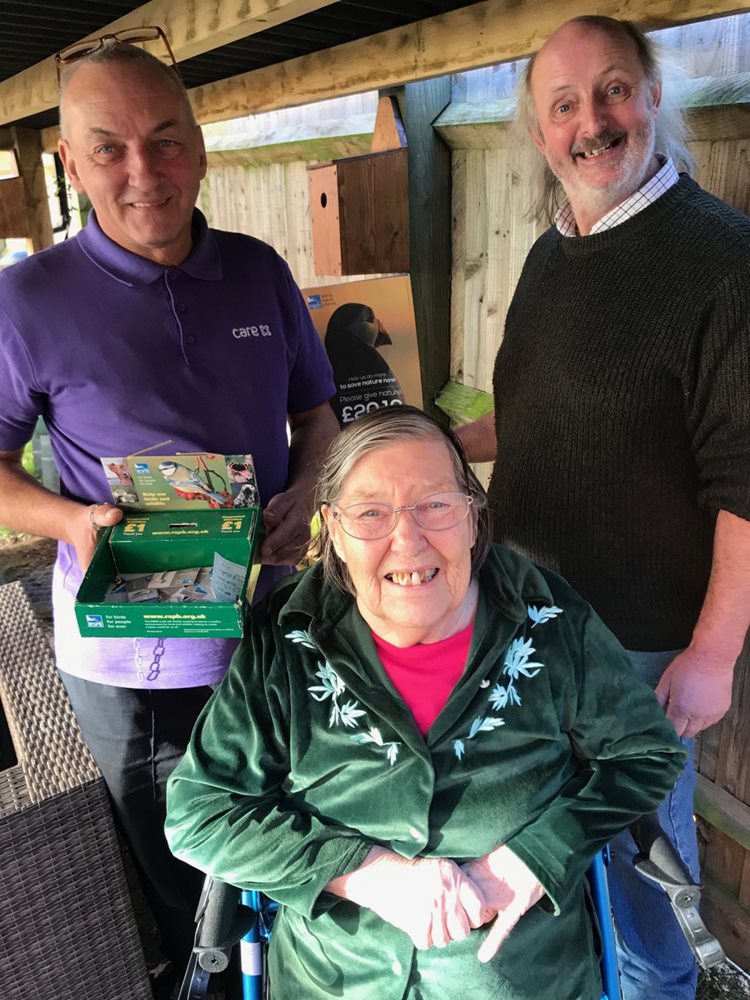 Eagle-eyed Bowes House residents enjoy birdwatch weekend